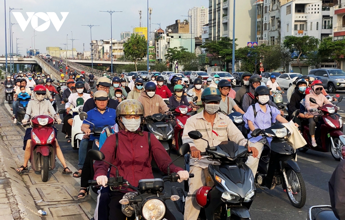 nguoi dan do ve tp.hcm sau nghi le, giao thong ngay dau di lam dong duc hinh anh 1