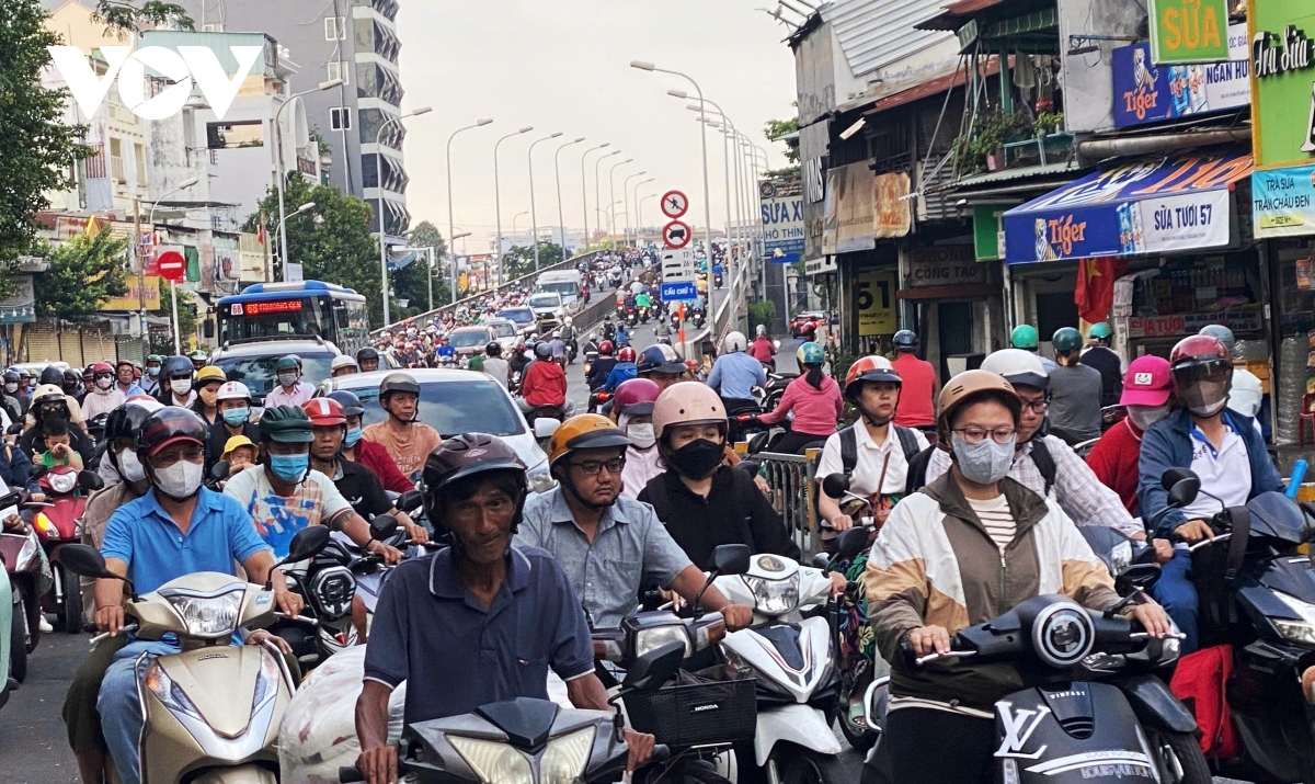 nguoi dan do ve tp.hcm sau nghi le, giao thong ngay dau di lam dong duc hinh anh 3