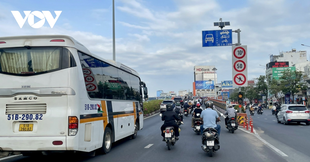 nguoi dan do ve tp.hcm sau nghi le, giao thong ngay dau di lam dong duc hinh anh 4