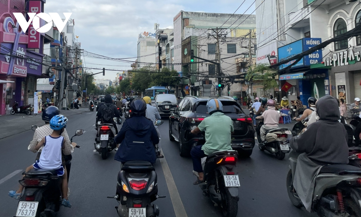 nguoi dan do ve tp.hcm sau nghi le, giao thong ngay dau di lam dong duc hinh anh 5