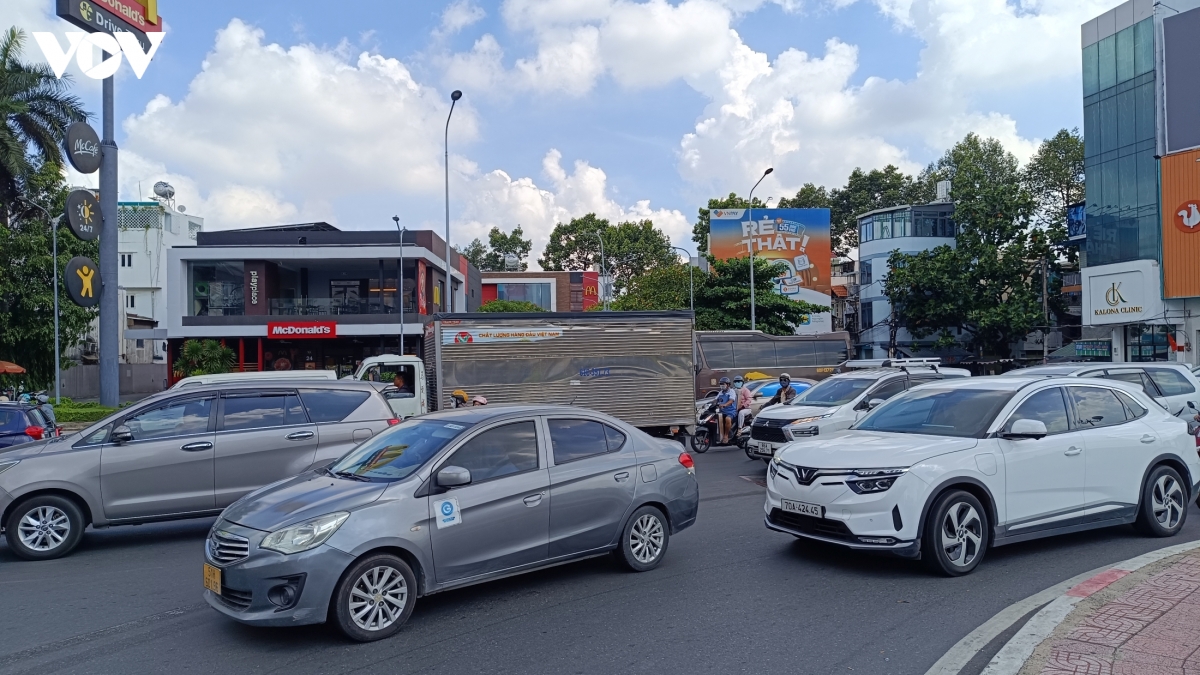 tp.hcm bo vong xoay Dien bien phu, dan lung tung, duong van un u nhe hinh anh 3