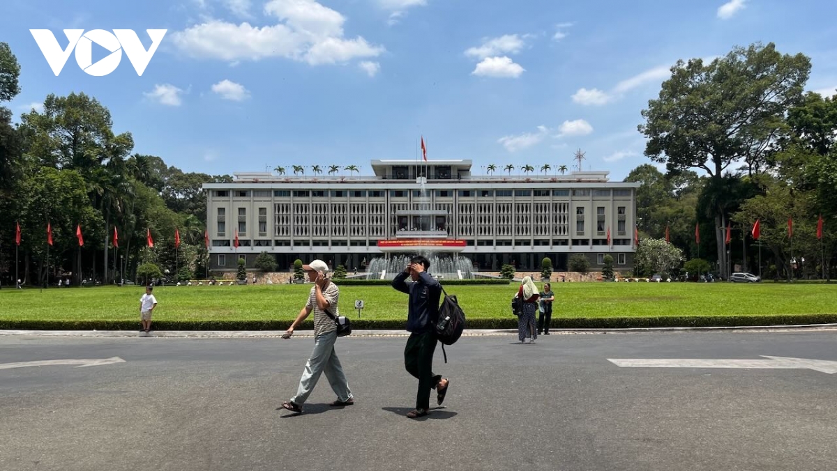 nuom nuop du khach tim ve dia chi do, khu vui choi o trung tam tp.hcm hinh anh 1