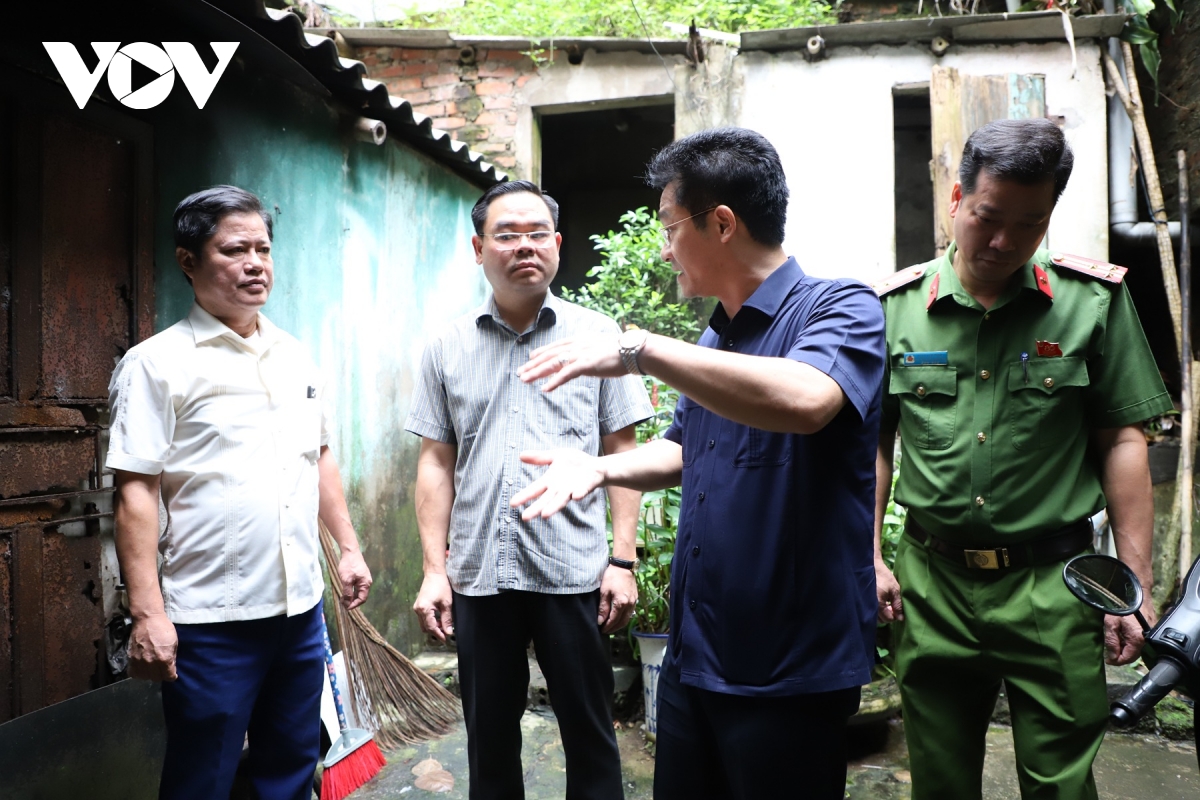 ninh binh di doi khan cac ho dan khoi chung cu xuong cap nguy hiem hinh anh 1