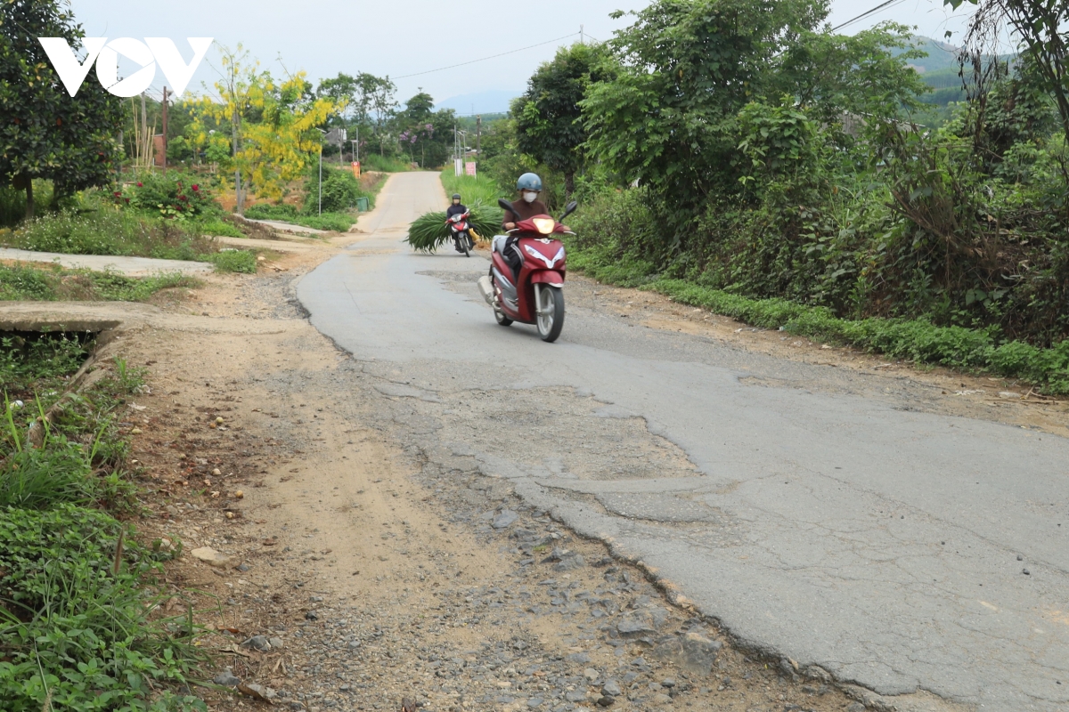 nhieu tuyen duong o bien gioi quang ngai xuong cap hinh anh 1