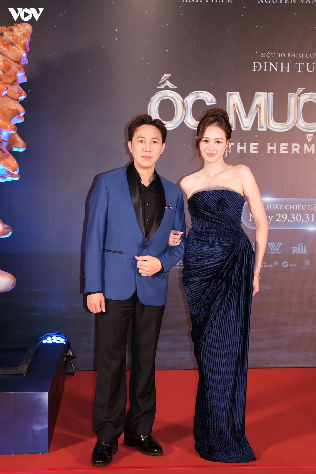tieu vy khoe nhan sac noi bat khi sanh vai quoc truong hinh anh 10
