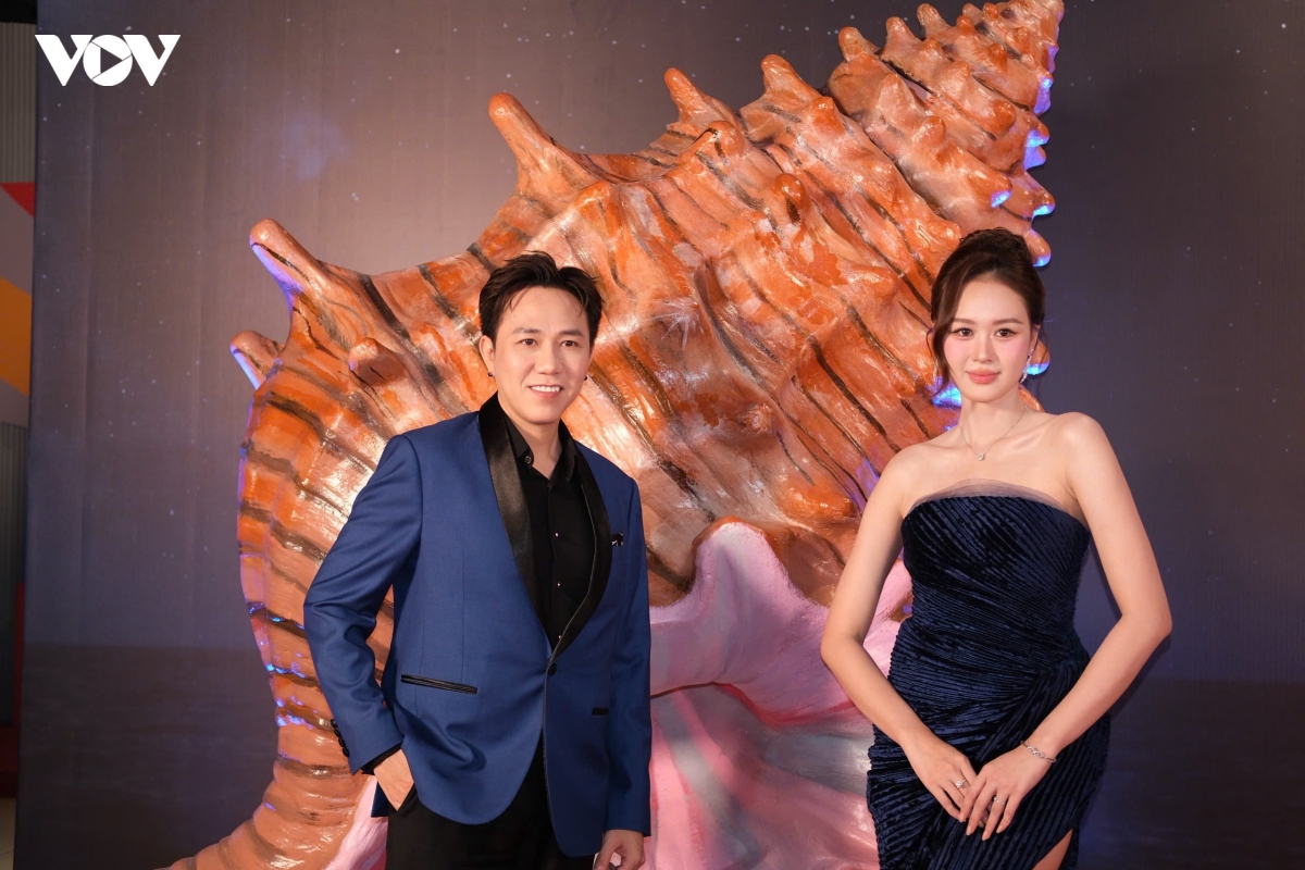 tieu vy khoe nhan sac noi bat khi sanh vai quoc truong hinh anh 11