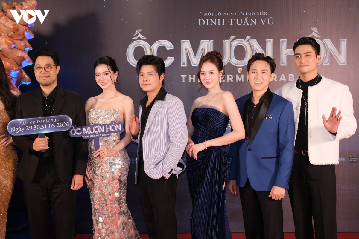 tieu vy khoe nhan sac noi bat khi sanh vai quoc truong hinh anh 13