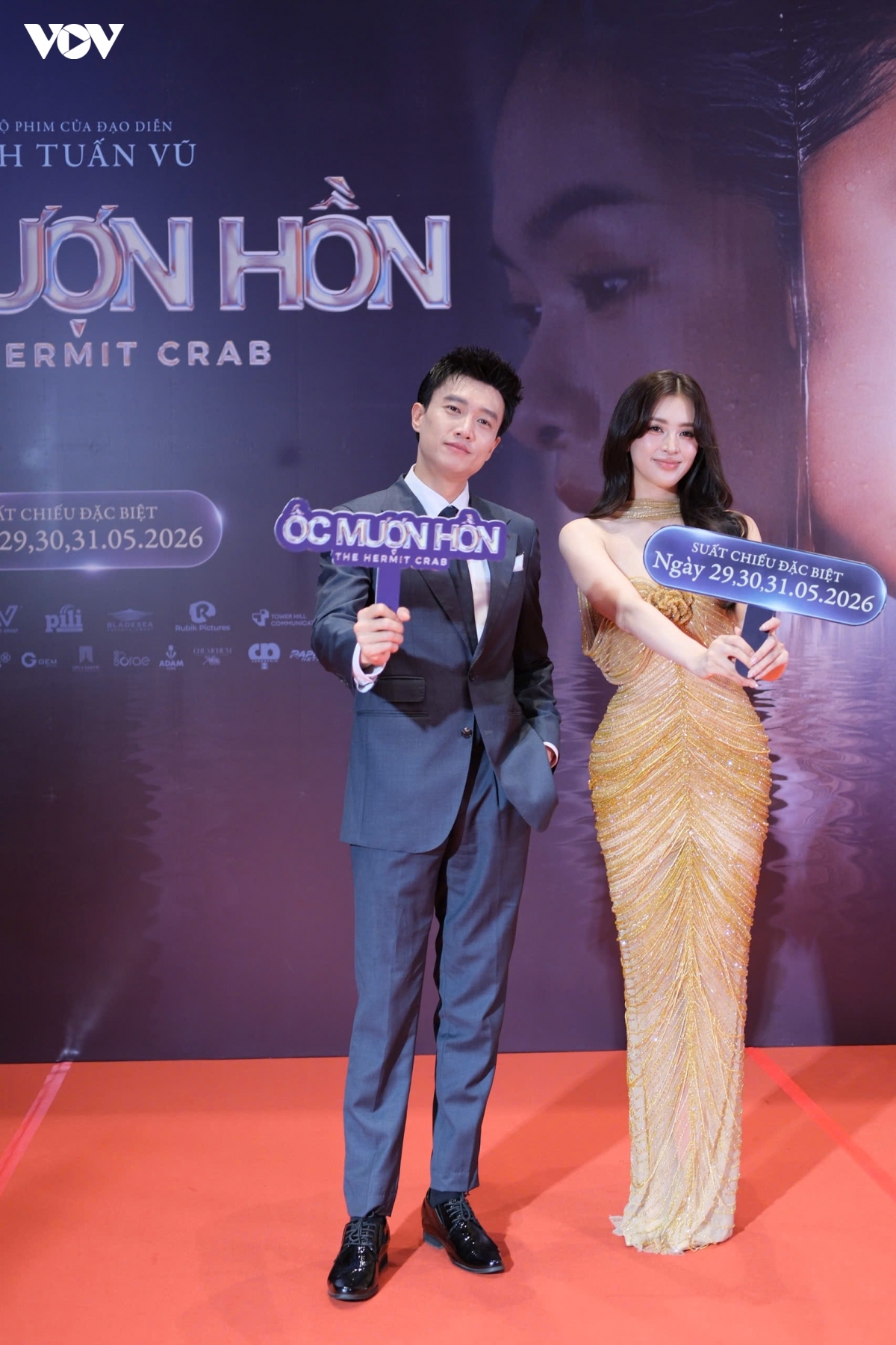 tieu vy khoe nhan sac noi bat khi sanh vai quoc truong hinh anh 4