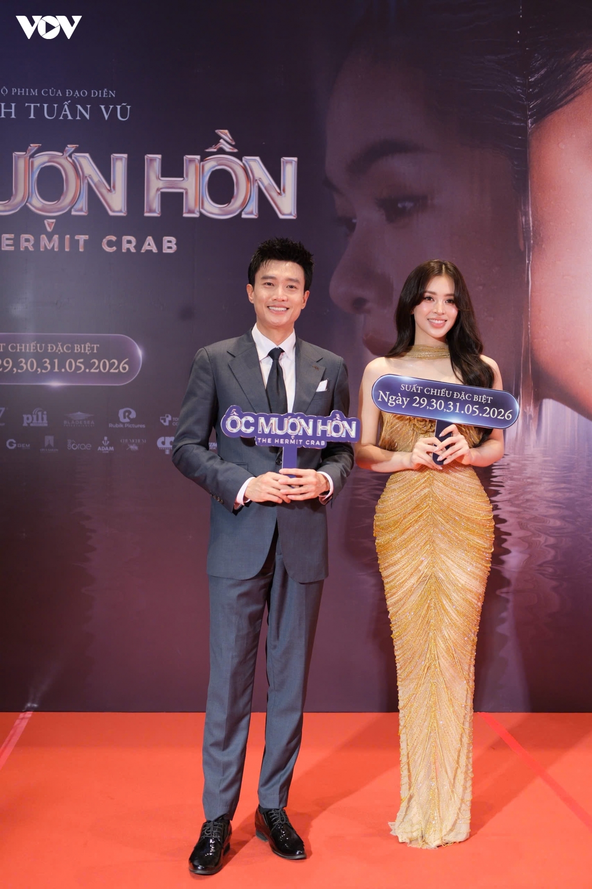 tieu vy khoe nhan sac noi bat khi sanh vai quoc truong hinh anh 2