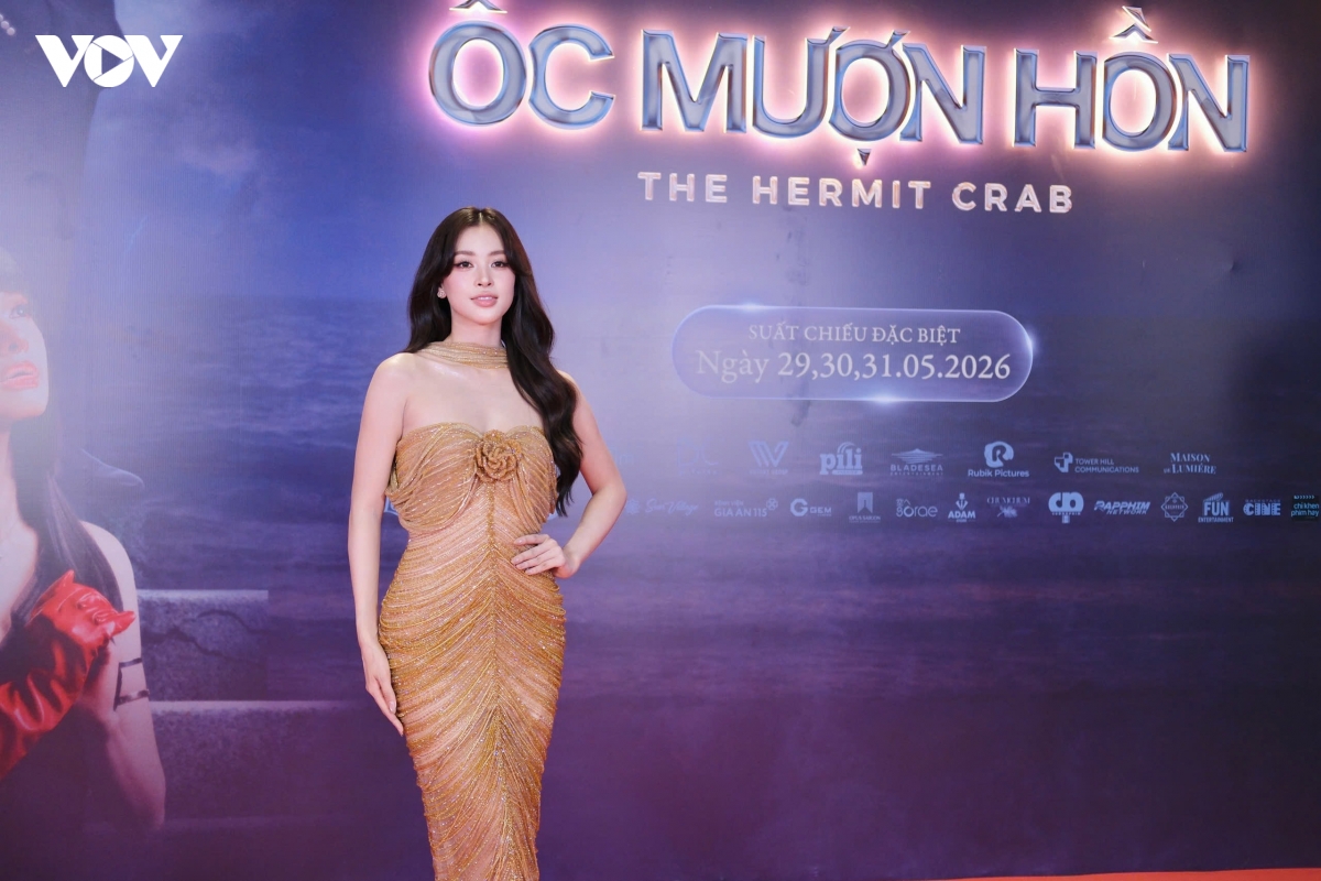 tieu vy khoe nhan sac noi bat khi sanh vai quoc truong hinh anh 5