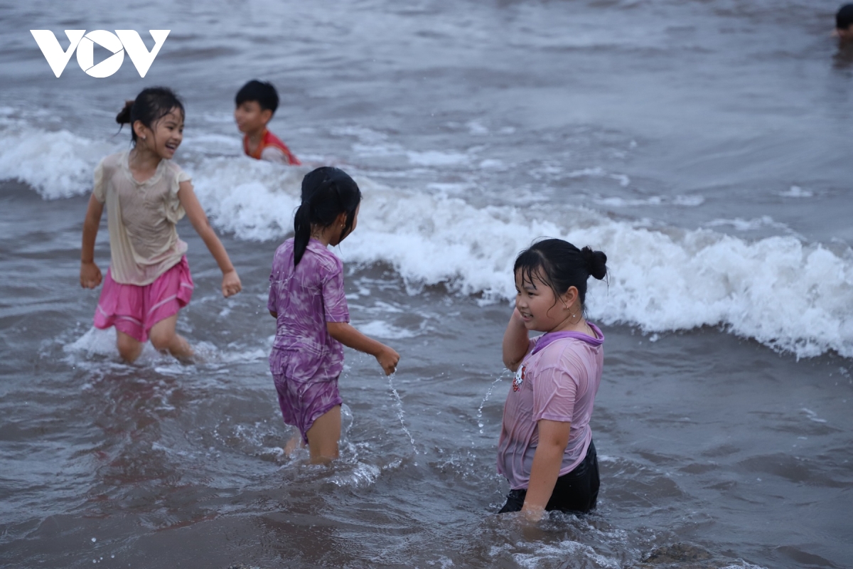 ninh binh don gan 2,8 trieu luot du khach, thu hon 4.200 ty dong hinh anh 1