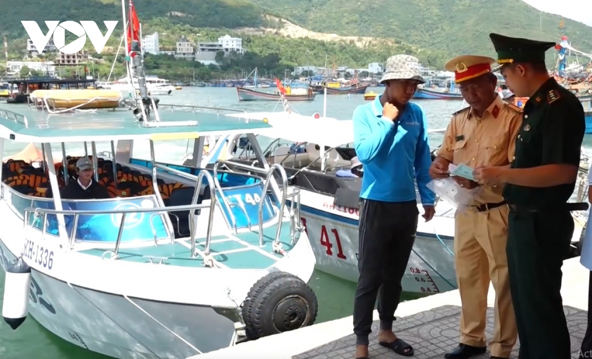 hai ngay dau nghi le, khanh hoa don luong lon du khach hinh anh 3