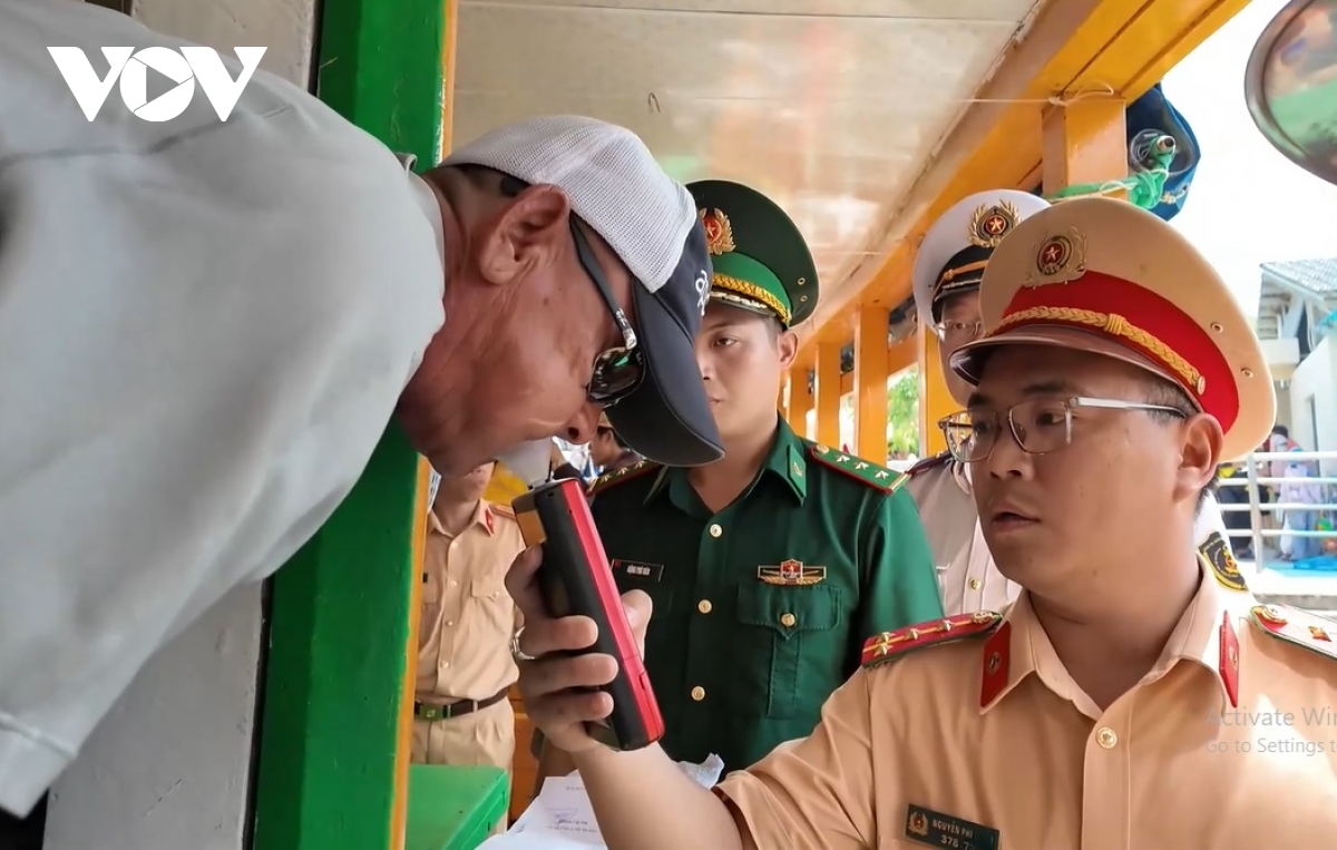 hai ngay dau nghi le, khanh hoa don luong lon du khach hinh anh 2