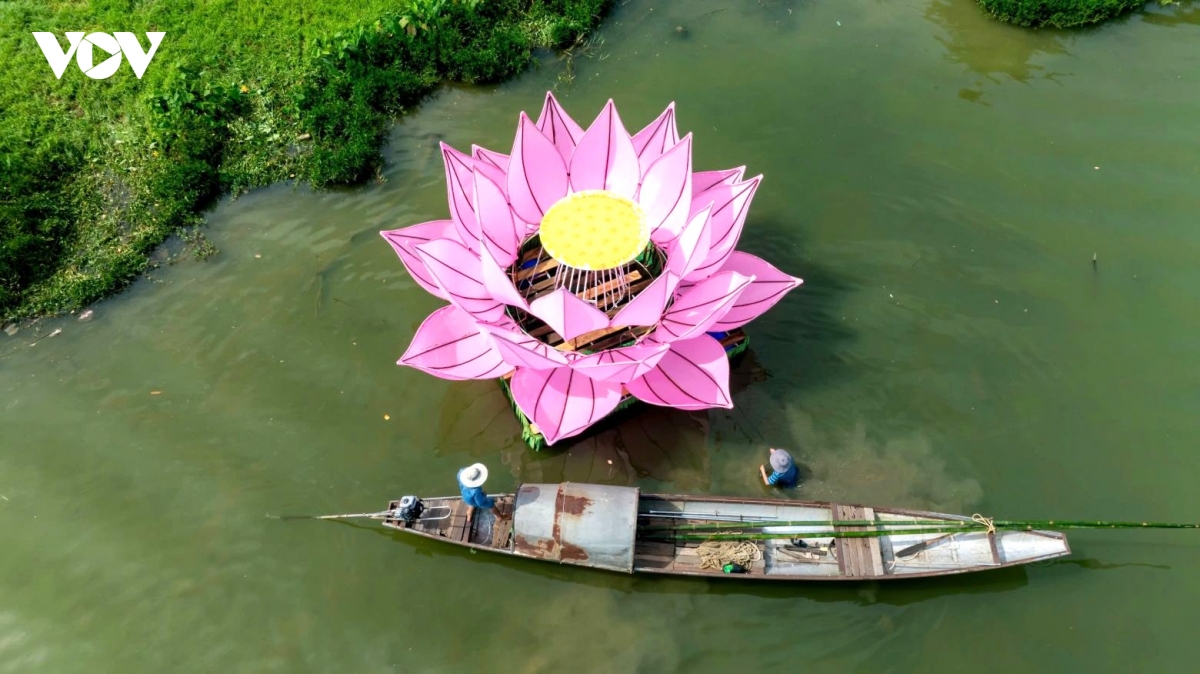 Huế thắp sáng 7 đóa sen khổng lồ giữa sông Hương mùa Phật đản
