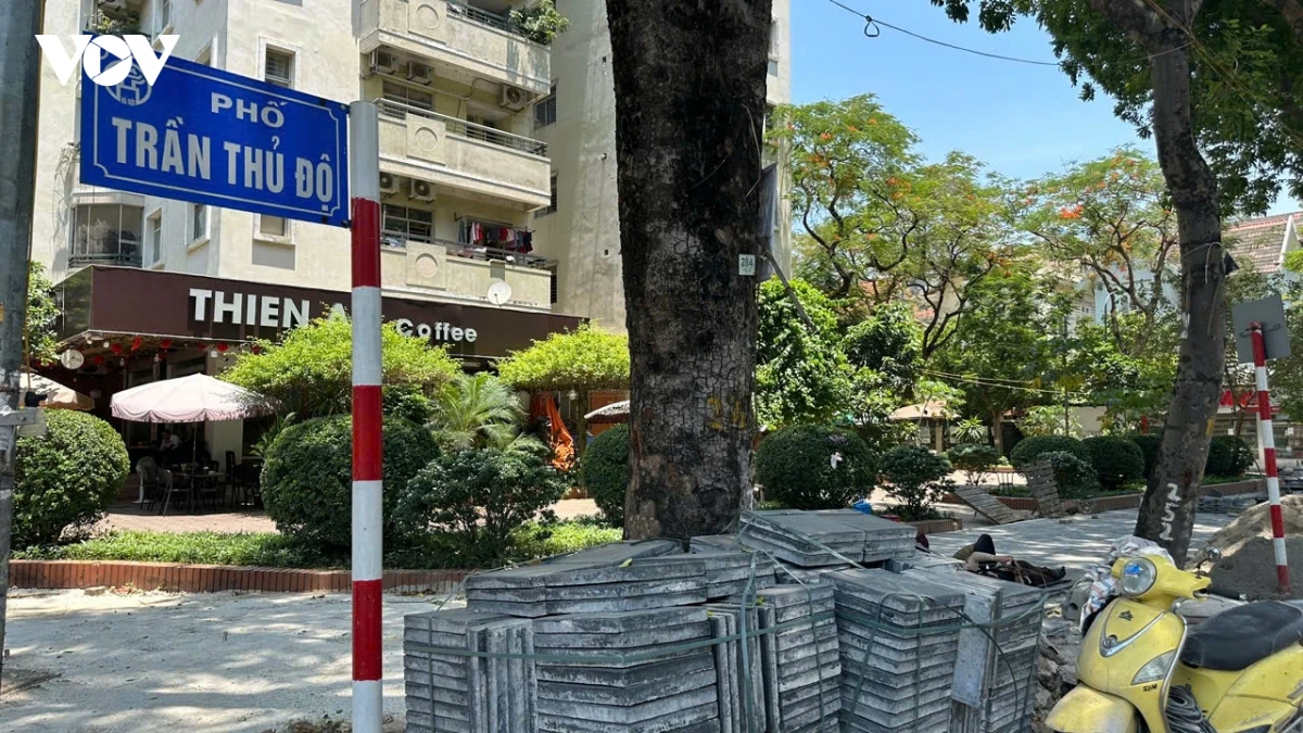 via he pho tran thu Do ha noi Dao boi keo dai, dan khon kho giua nang nong hinh anh 1