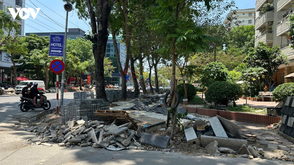 via he pho tran thu Do ha noi Dao boi keo dai, dan khon kho giua nang nong hinh anh 2