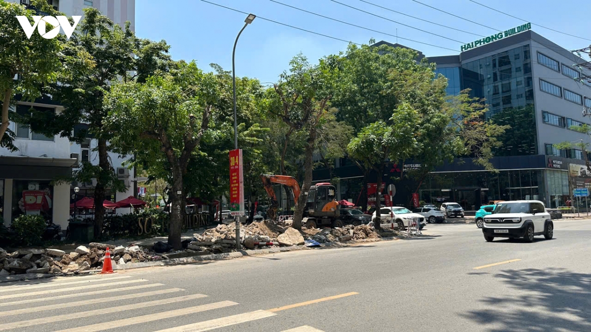 via he pho tran thu Do ha noi Dao boi keo dai, dan khon kho giua nang nong hinh anh 4