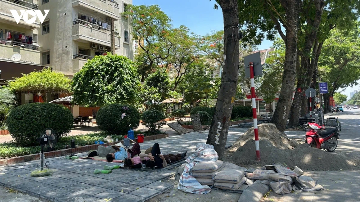 via he pho tran thu Do ha noi Dao boi keo dai, dan khon kho giua nang nong hinh anh 3