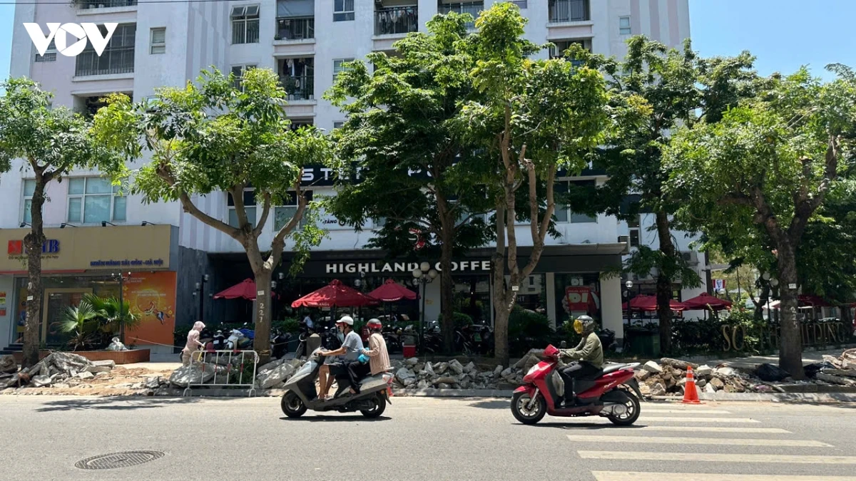 via he pho tran thu Do ha noi Dao boi keo dai, dan khon kho giua nang nong hinh anh 5