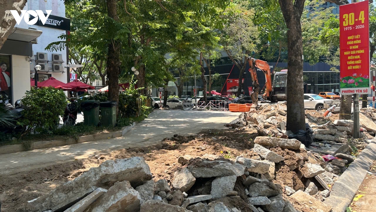 via he pho tran thu Do ha noi Dao boi keo dai, dan khon kho giua nang nong hinh anh 6