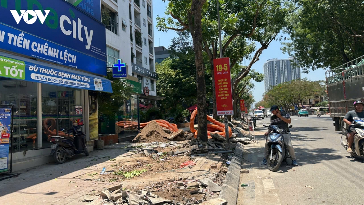 via he pho tran thu Do ha noi Dao boi keo dai, dan khon kho giua nang nong hinh anh 7