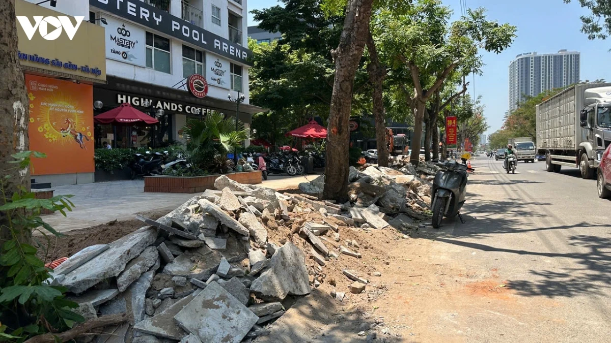via he pho tran thu Do ha noi Dao boi keo dai, dan khon kho giua nang nong hinh anh 8