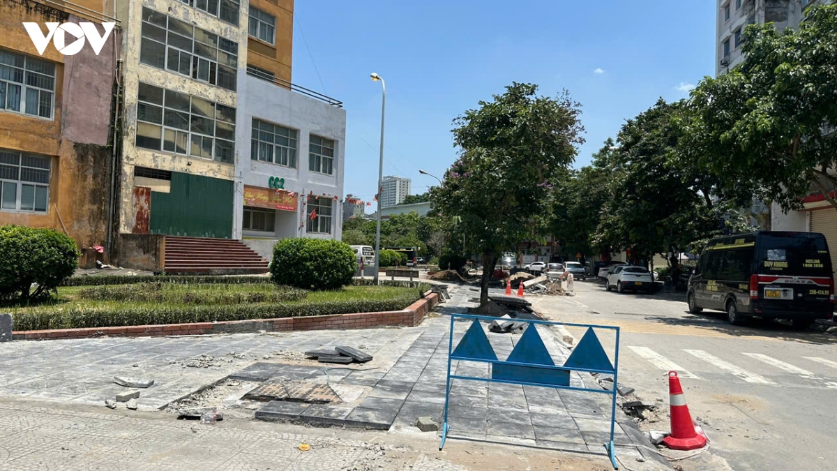 via he pho tran thu Do ha noi Dao boi keo dai, dan khon kho giua nang nong hinh anh 15