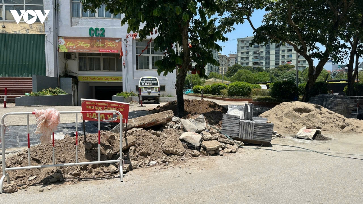 via he pho tran thu Do ha noi Dao boi keo dai, dan khon kho giua nang nong hinh anh 16