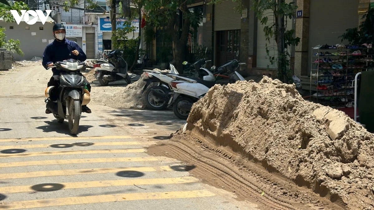 via he pho tran thu Do ha noi Dao boi keo dai, dan khon kho giua nang nong hinh anh 17