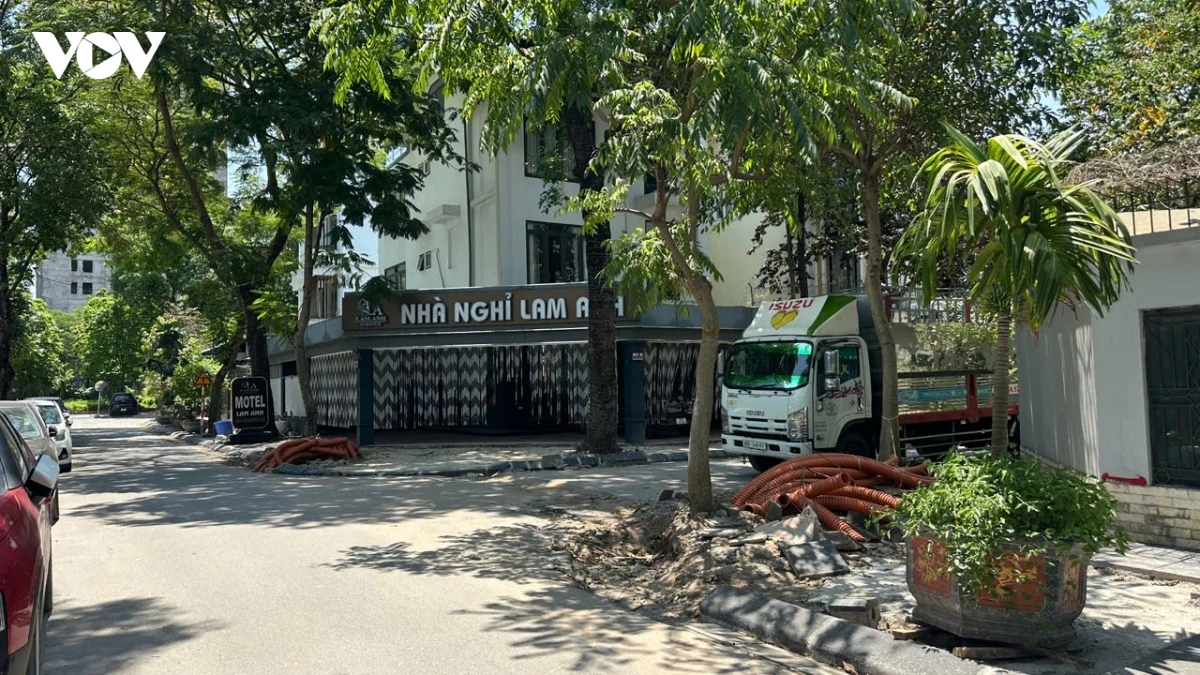 via he pho tran thu Do ha noi Dao boi keo dai, dan khon kho giua nang nong hinh anh 13