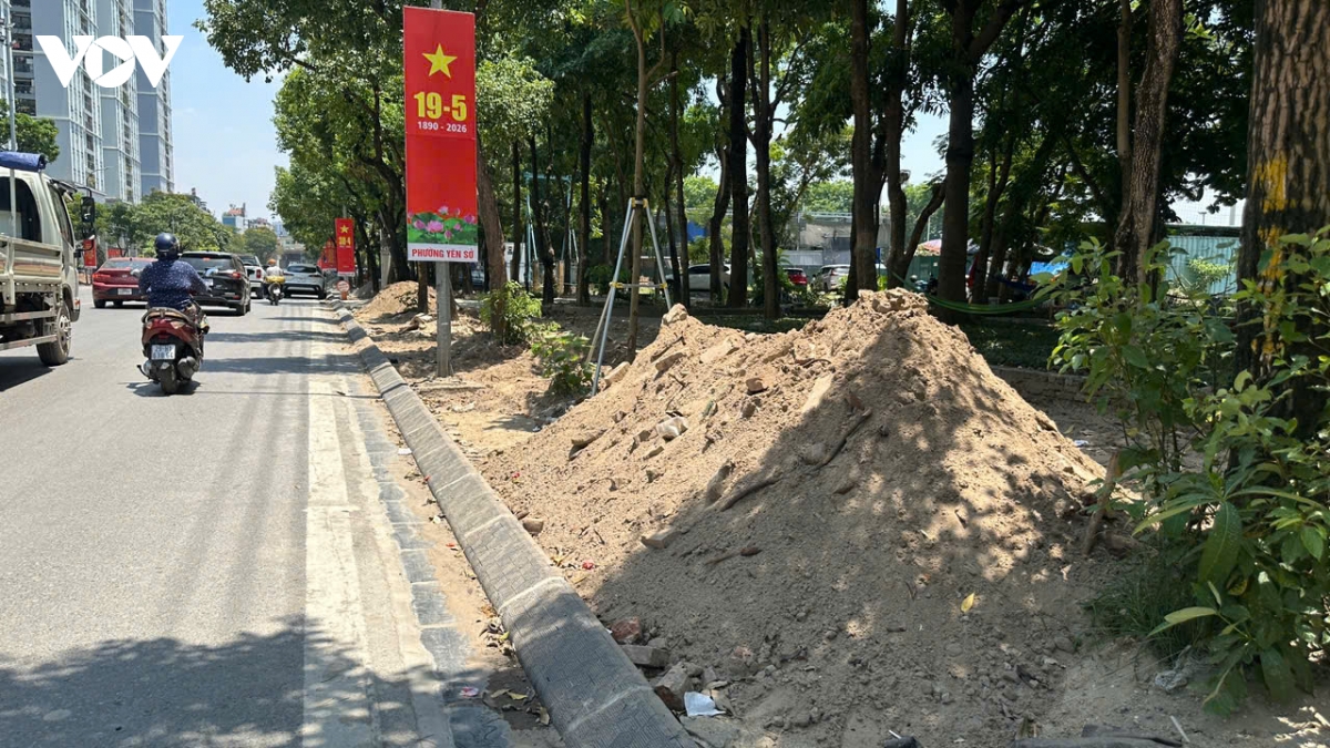 via he pho tran thu Do ha noi Dao boi keo dai, dan khon kho giua nang nong hinh anh 9