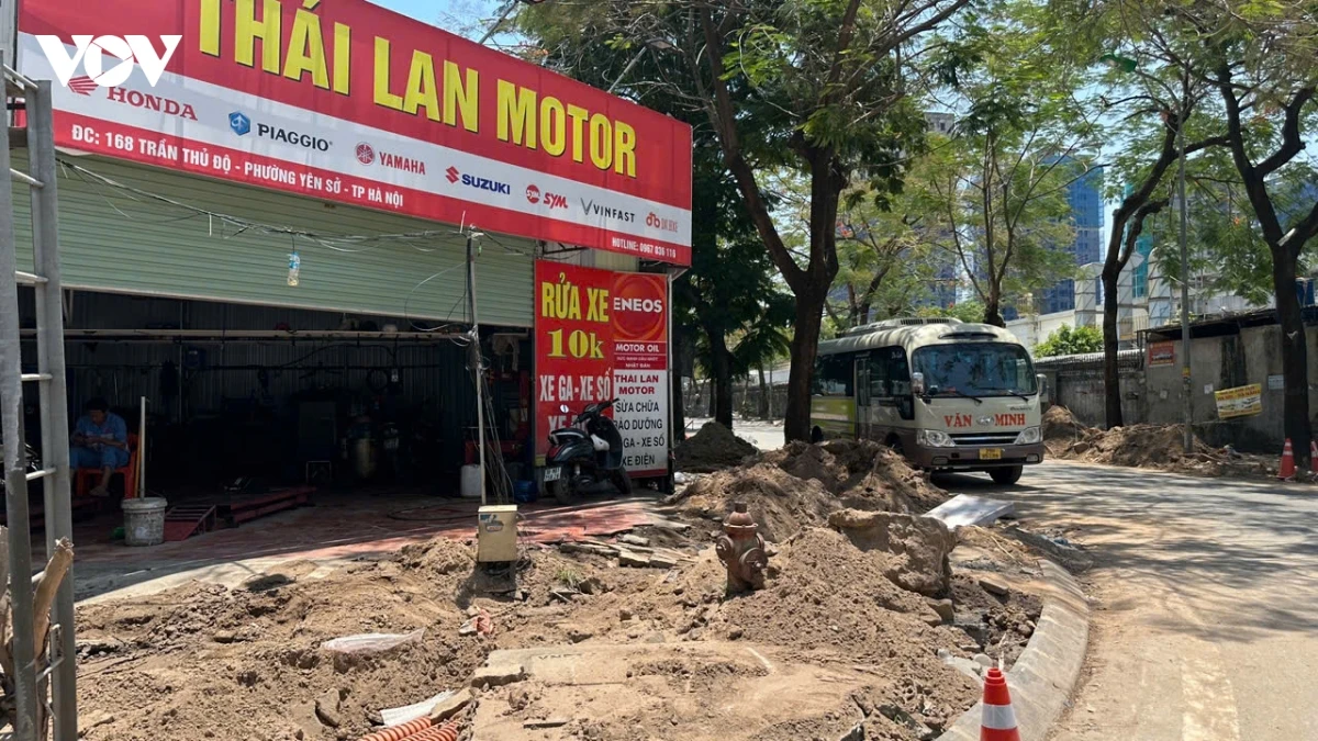 via he pho tran thu Do ha noi Dao boi keo dai, dan khon kho giua nang nong hinh anh 11