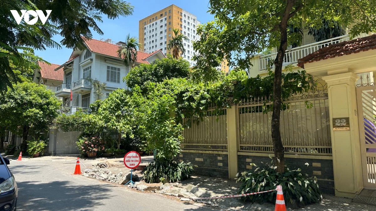 via he pho tran thu Do ha noi Dao boi keo dai, dan khon kho giua nang nong hinh anh 12