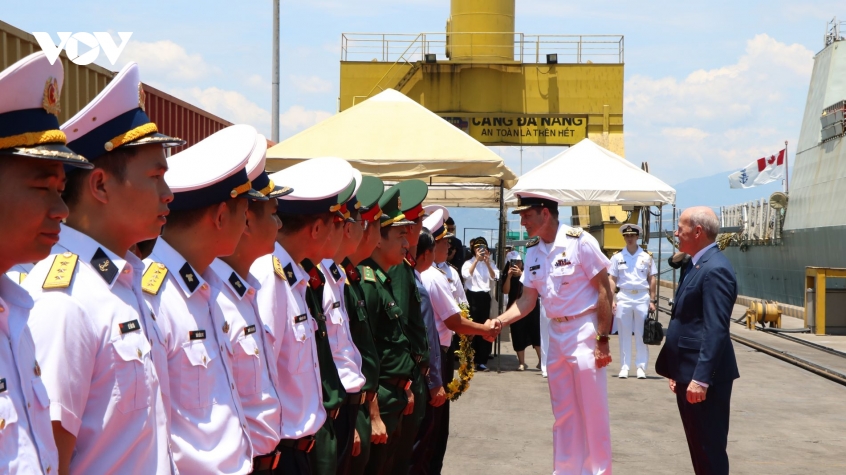 tau hai quan canada tham huu nghi Da nang hinh anh 2