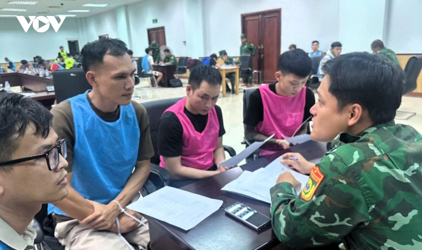 quang tri tiep nhan 56 cong dan nghi danh bac, rua tien tai lao hinh anh 2