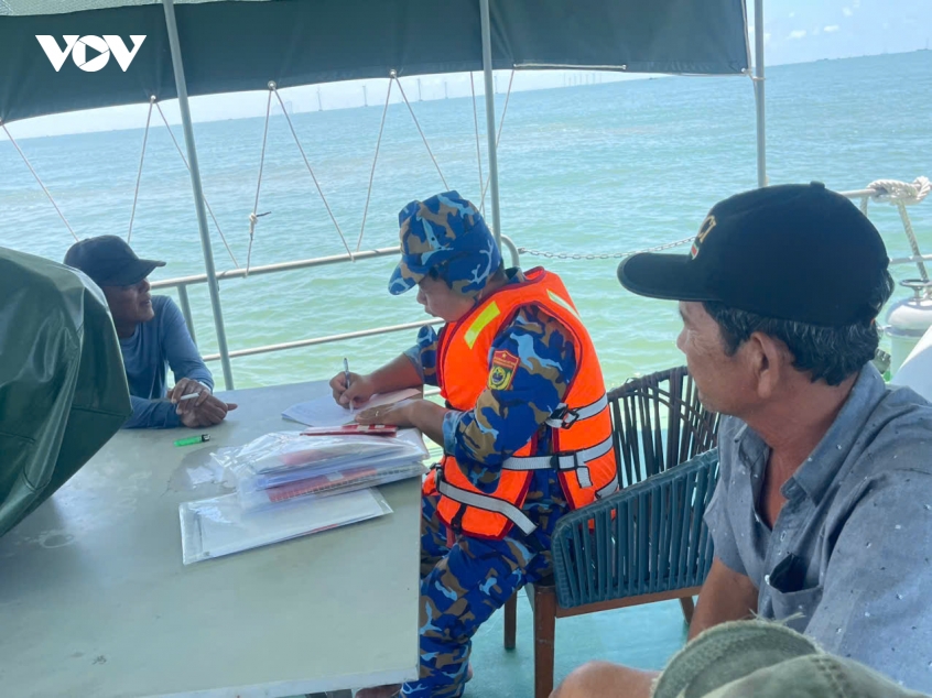 bo doi bien phong tinh vinh long xu ly 2 tau ca khai thac hai san gan bo hinh anh 3