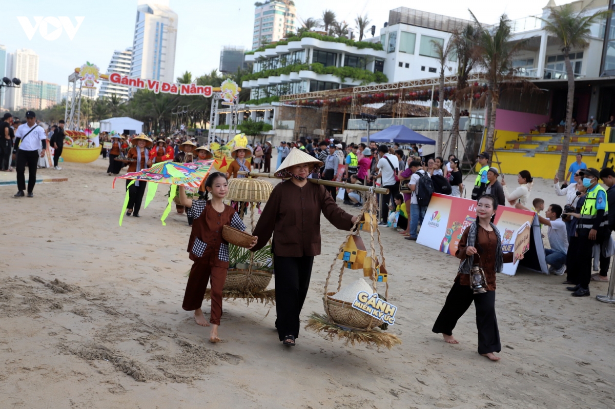  ganh vi Da nang tren bai bien du lich hinh anh 1