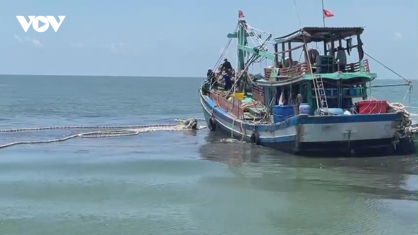 bo doi bien phong tinh vinh long xu ly 2 tau ca khai thac hai san gan bo hinh anh 1