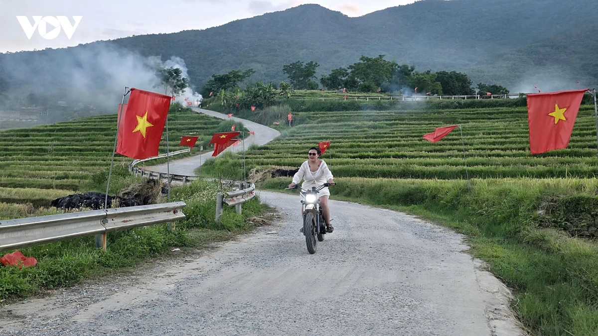 du khach dam minh giua ban lang pu luong binh yen mua lua chin hinh anh 3