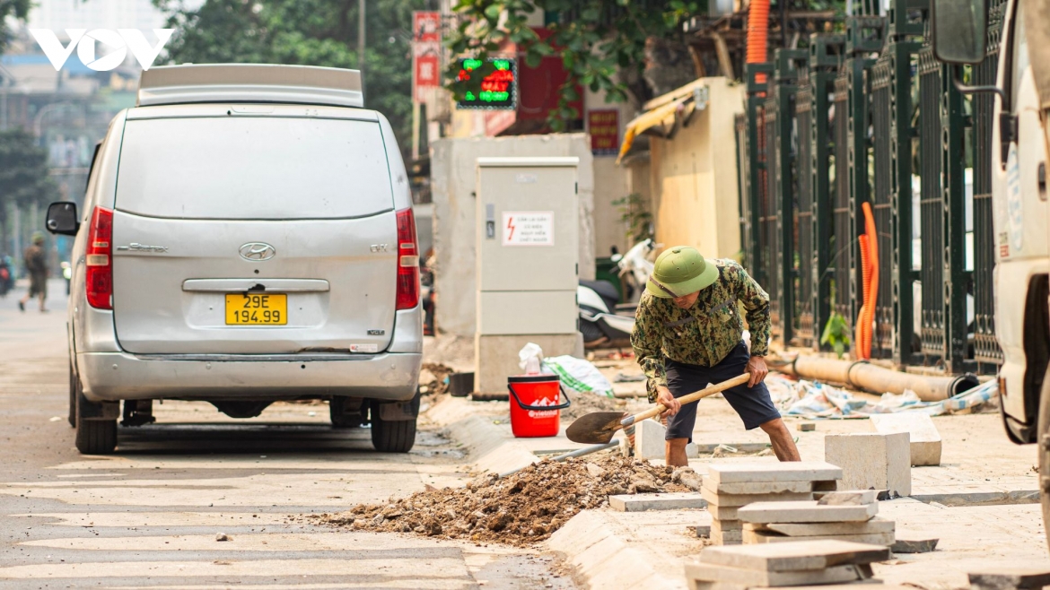 nguoi dan ha noi trum kin nhu ninja de doi pho voi nang nong dau mua hinh anh 11