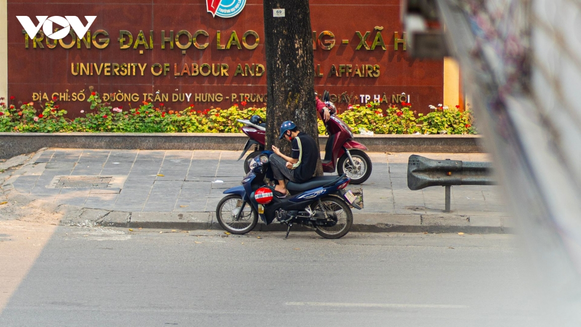 nguoi dan ha noi trum kin nhu ninja de doi pho voi nang nong dau mua hinh anh 5