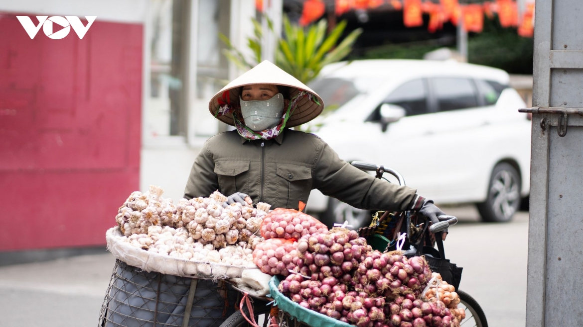nguoi dan ha noi trum kin nhu ninja de doi pho voi nang nong dau mua hinh anh 13