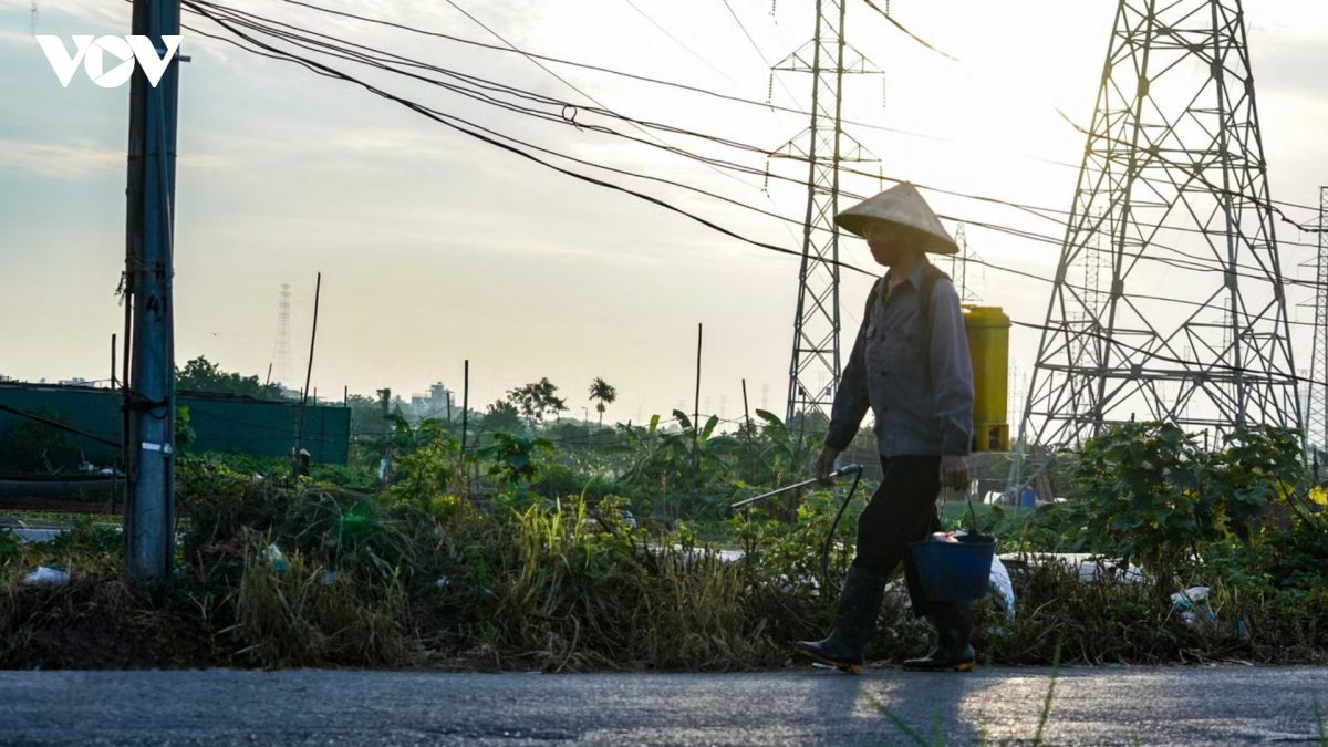 tranh cai nang nhu thieu nhu dot, nong dan ha noi ra dong tu som tinh mo hinh anh 11