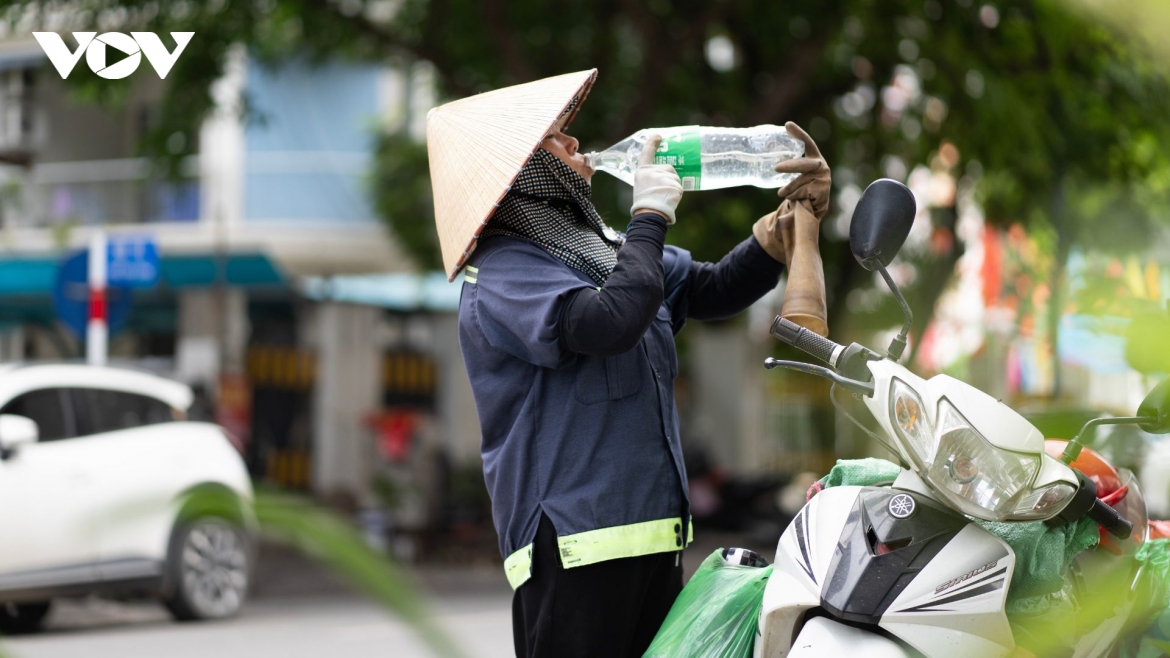 nguoi dan ha noi trum kin nhu ninja de doi pho voi nang nong dau mua hinh anh 7