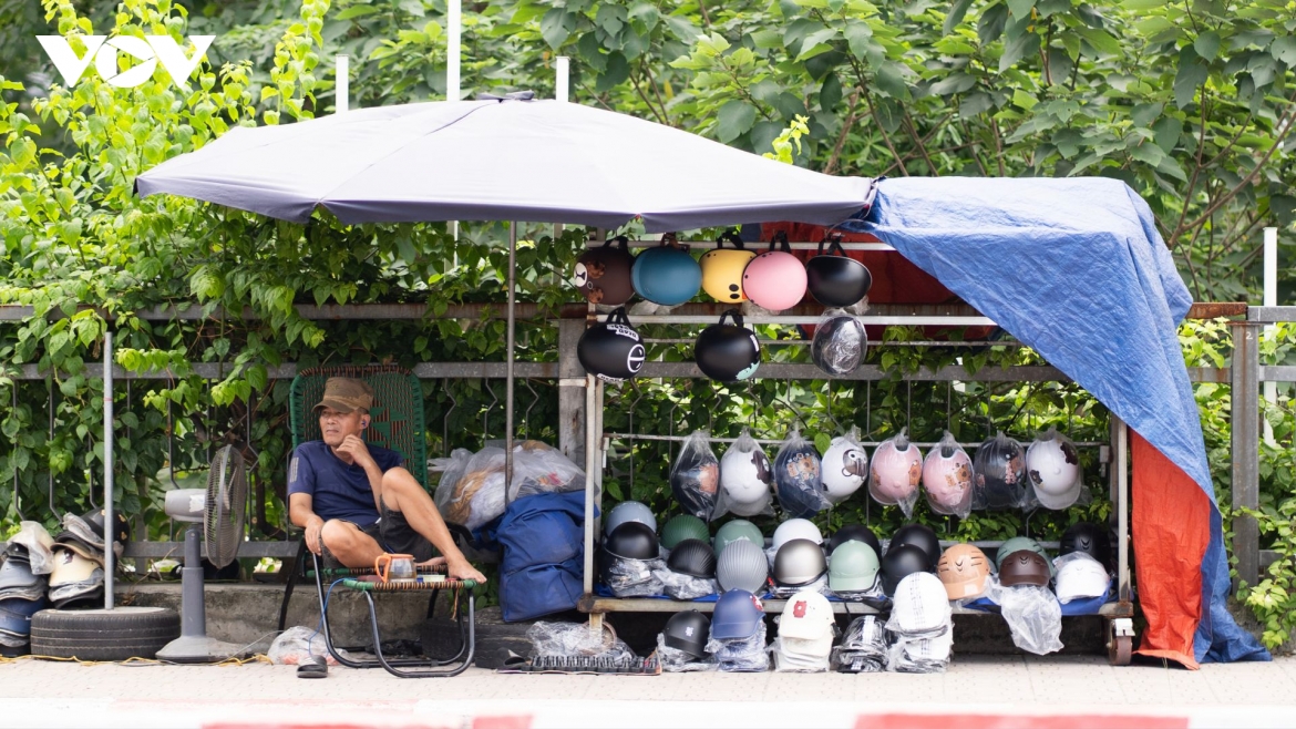 nguoi dan ha noi trum kin nhu ninja de doi pho voi nang nong dau mua hinh anh 10