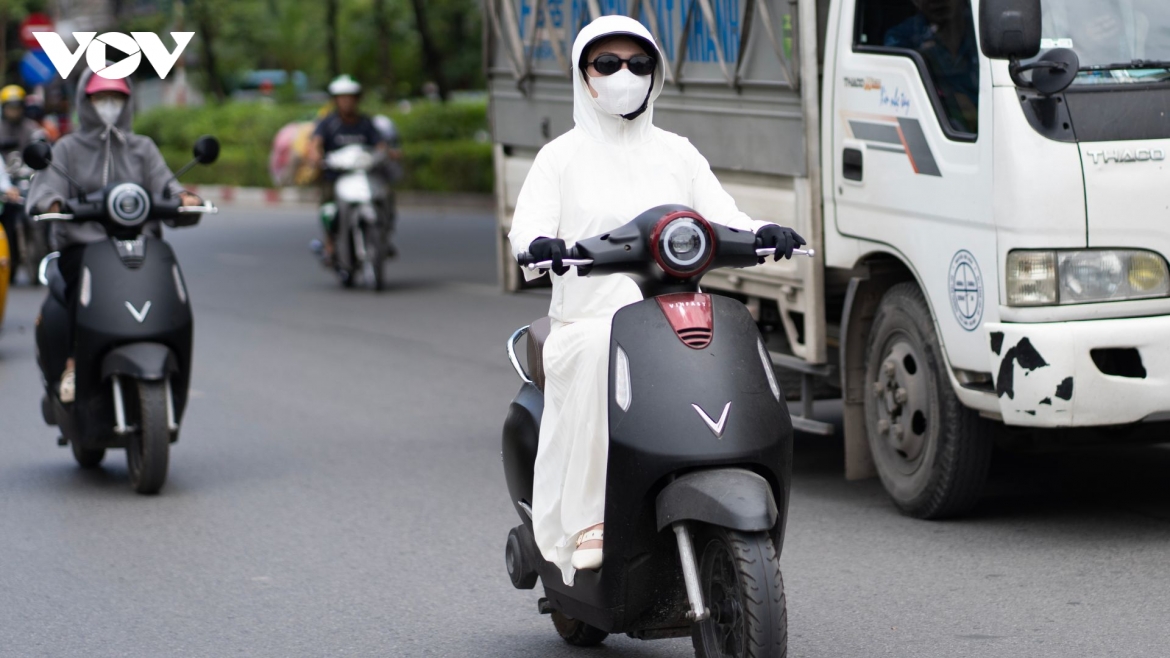 nguoi dan ha noi trum kin nhu ninja de doi pho voi nang nong dau mua hinh anh 12