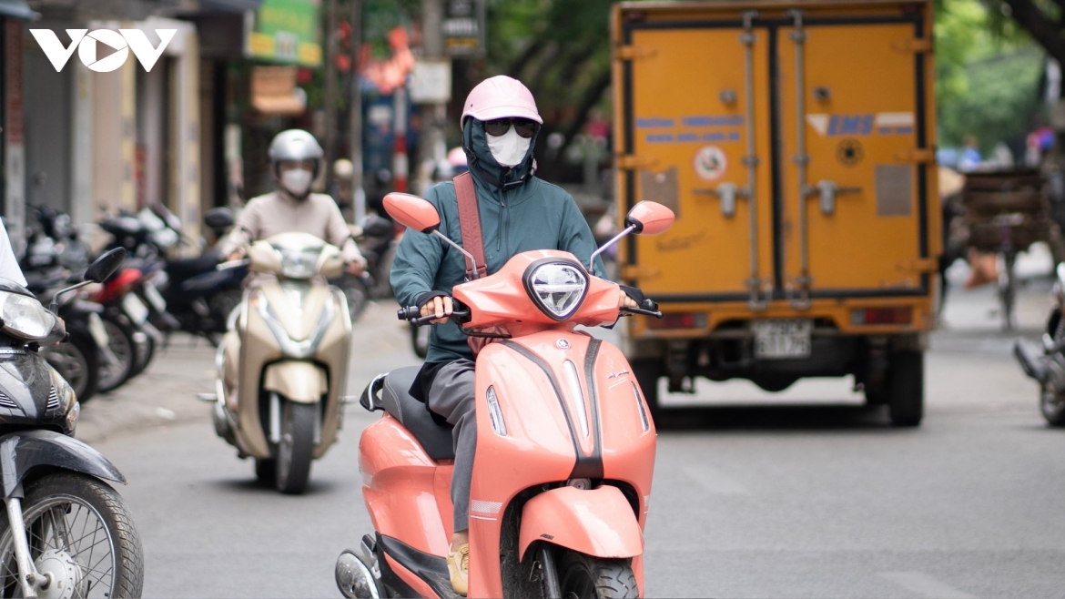 nguoi dan ha noi trum kin nhu ninja de doi pho voi nang nong dau mua hinh anh 14