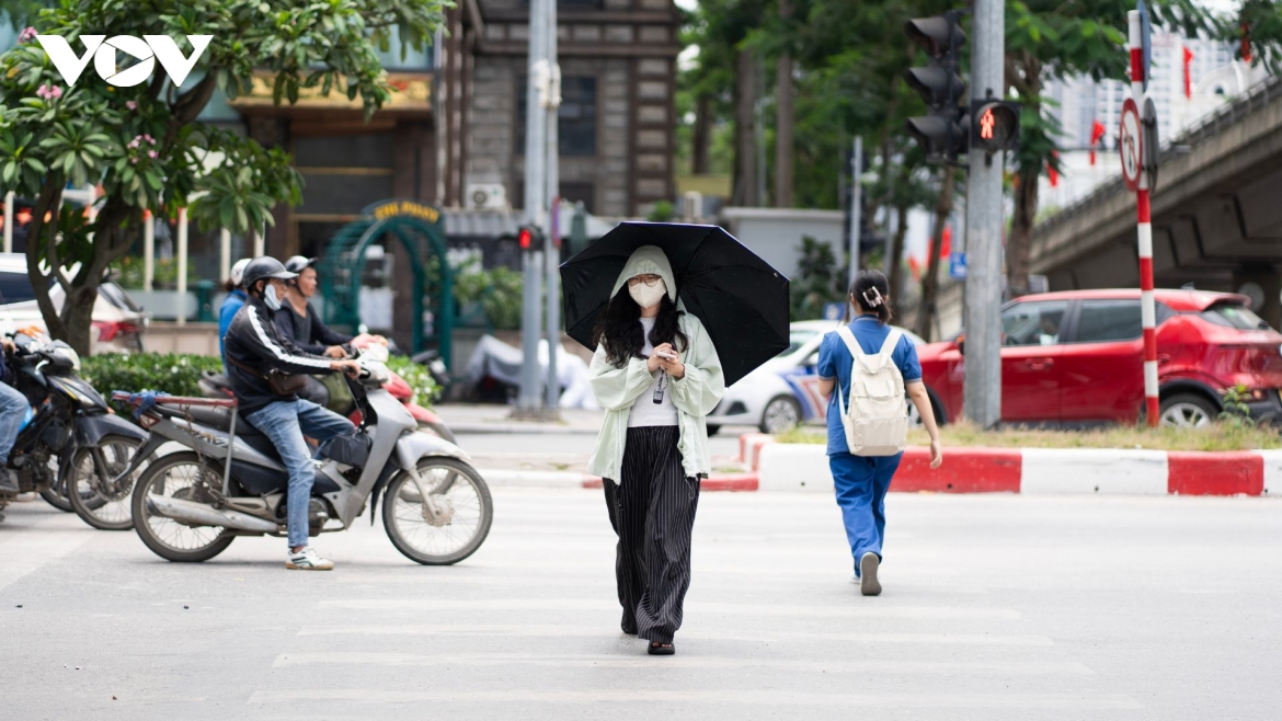 nguoi dan ha noi trum kin nhu ninja de doi pho voi nang nong dau mua hinh anh 9