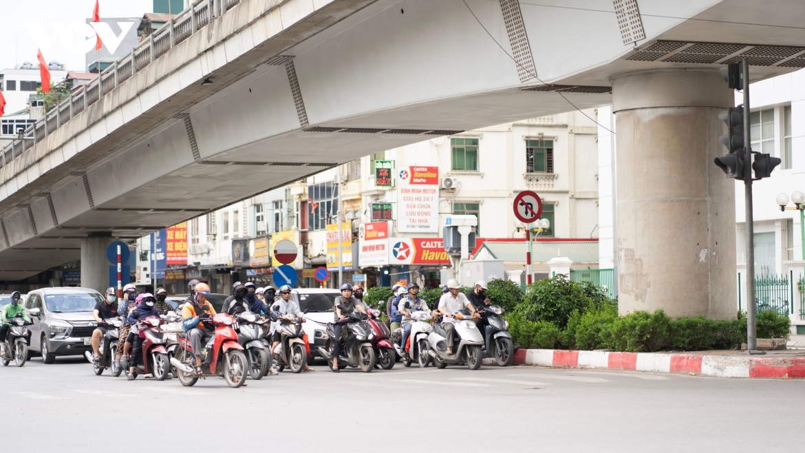 nguoi dan ha noi trum kin nhu ninja de doi pho voi nang nong dau mua hinh anh 4