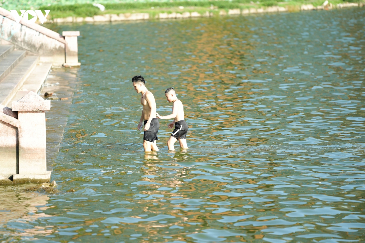 ha noi nang nong nhu do lua, ho tay thanh be boi cho nhieu nguoi giai nhiet hinh anh 9